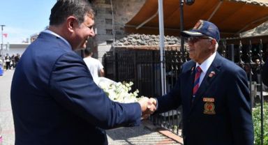 Başkan Tugay'dan gazilere sürpriz ziyaret