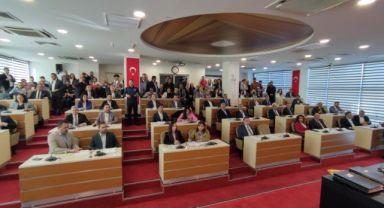 Bayraklı'da ilk meclis hızlı başladı…CHP'li üye hastaneye kaldırıldı!
