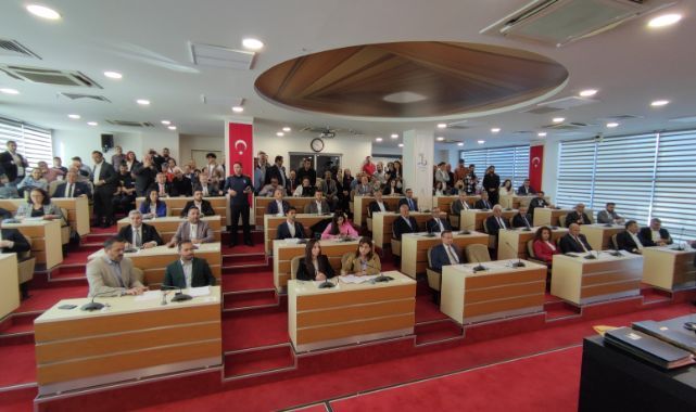Bayraklı'da ilk meclis hızlı başladı…CHP'li üye hastaneye kaldırıldı!