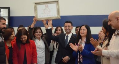 Bayraklı’da mazbata heyecanı: Önal başkanlığını resmileştirdi