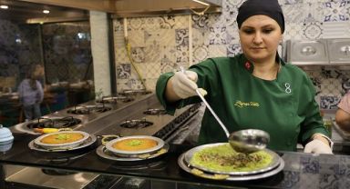 Bayramda gıda boyalı fıstıklı tatlılara dikkat