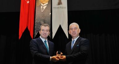Bergama Belediyesi’nde devir teslim töreni