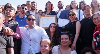Foça Belediyesi'nin yeni başkanı Saniye Bora Fıçı mazbatasını aldı
