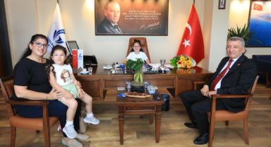 Güzelbahçe’de çocuk başkan koltuğa oturdu, talimatı verdi!