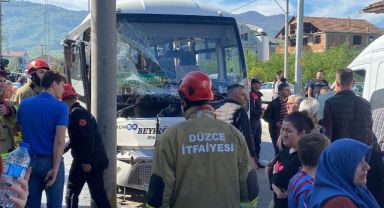 Halk otobüsü direğe çarptı 12 yaralı