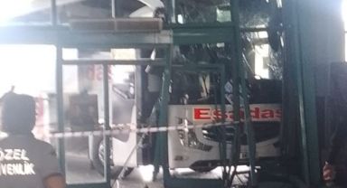 İzmir’de freni boşalan otobüs yolcu bekleme alanına çarparak durabildi