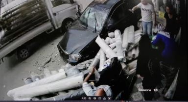 İzmir’de otomobil iş yeri çalışanları ile müşterilerin arasına daldı