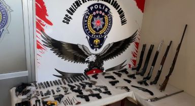 İzmir'de yasa dışı silah ticareti yapan sevgililer yakalandı