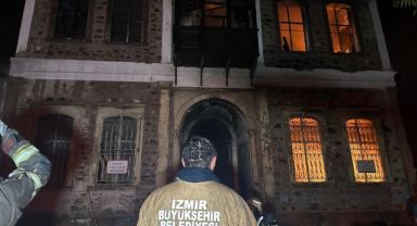 Alev alev yanan tarihi bina küle döndü!