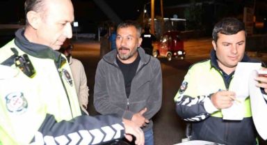 Alkolden ehliyetine el konuldu, “Nasıl yapacağız?” diye polise sordu