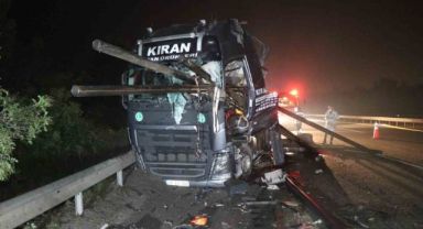 Anadolu Otoyolu’nda feci kaza: Demir borular tırın ön camından çıktı