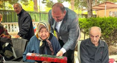 Başkan Çiçek anneleri unutmadı