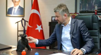 Başkan Görkem Duman makamını Üzüm'le paylaşıyor