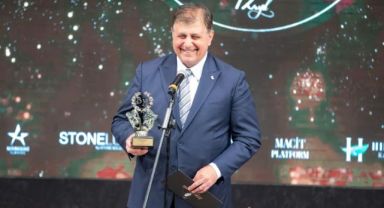 Başkan Tugay'a “Sanata Destek” ödülü
