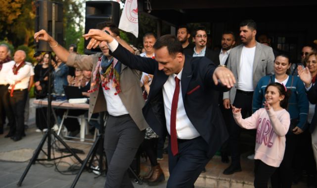 Bornova’da 280 dansçı aynı anda harmandalı oynadı