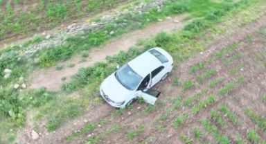 Dur ihtarına uymayarak tarlaya kaçan otomobilden çıkanlar şok etti!