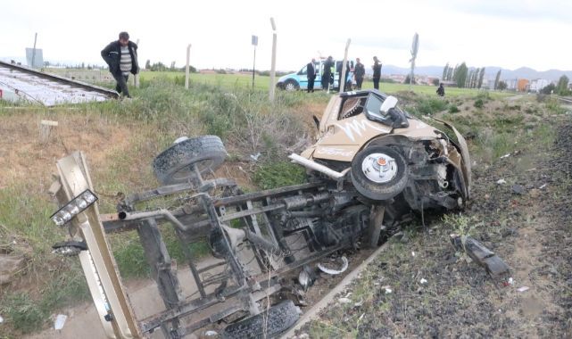 Hemzemin geçitten geçmeye çalışan kamyonete tren çarptı!