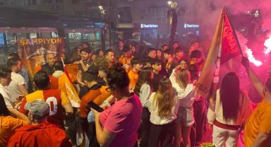 İzmir'de Galatasaray'ın şampiyonluğu sağanak yağış altında kutlandı