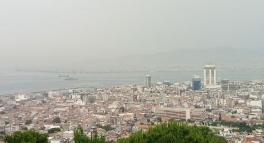 İzmir'de toz taşınımlı hava etkili oldu, araçlara çamur yağdı