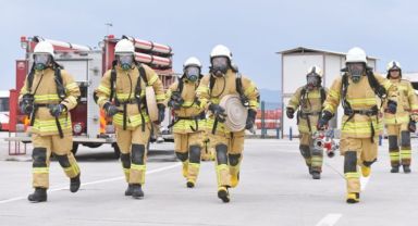 İzmir'in genç itfaiyecileri sıkı eğitimlerle göreve hazırlanıyor