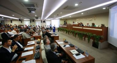 Karabağlar Meclisinde gündem ‘ek ödenek’ ve ‘borçlanma’!