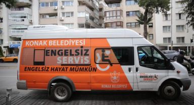 Konak’ta ‘Engelsiz Servis’le engeller aşılıyor