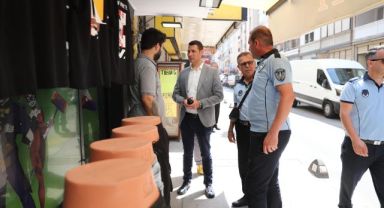 Konak zabıtası kaldırım işgali için uyarıyor!