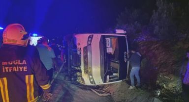 Öğrencileri taşıyan midibüs şarampole uçtu: 25 yaralı