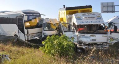 Tekirdağ’da işçi servislerine kamyonet çarptı: 18 yaralı