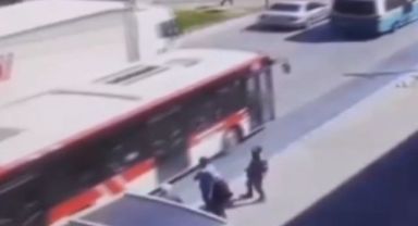 Yaşlı kadın tırın altında kaldı... Feci kaza!