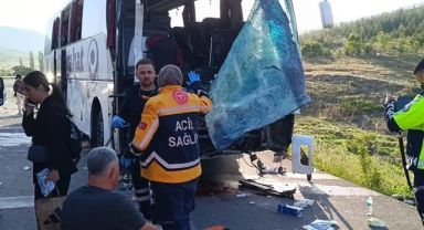 Yolcu otobüsü kamyonetle çarpıştı: 17 yaralı