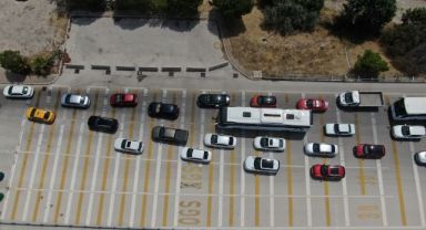 Alaçatı Gişelerinde yüzlerce metre araç kuyruğu