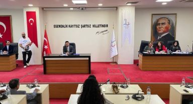 Bayraklı’da tartışmalı meclis… Biri bitti biri başladı!
