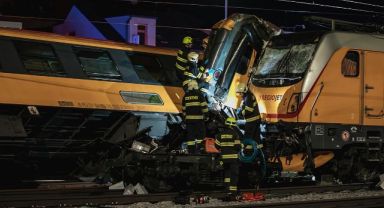 Çekya'da iki tren kafa kafaya çarpıştı: 4 ölü, 22 yaralı