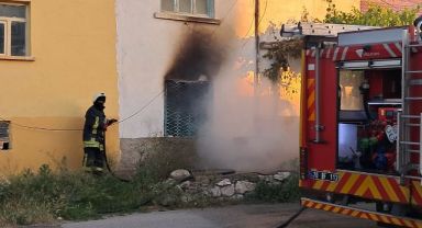 Ev sahibine kızan öfkeli kiracı evi ateşe verdi