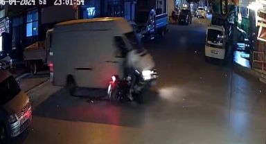 Feci kaza... Motosiklet ile hafif ticari araç çarpıştı!