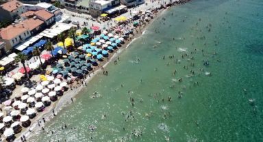 Foça’da tatilci yoğunluğu: Plajlar tıklım tıklım
