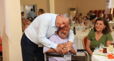Güzelbahçe’de yaşlılarla çifte kutlama