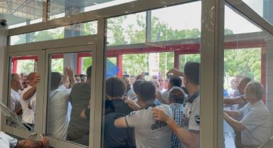 İşçiler meclis salonuna girmeye çalıştı… Arbede yaşandı!