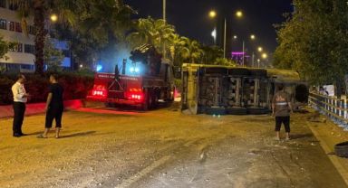 İzmir’de lastikleri patlayan hafriyat kamyonunun dorsesi devrildi