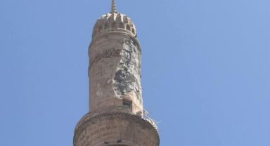 Mardin’de minareye yıldırım düştü