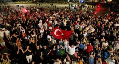 Milli Takım İzmirlileri sevince boğdu