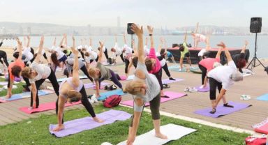 Yoga tutkunları Bayraklı’da buluştu