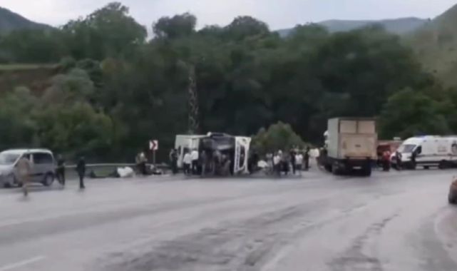 Yolcu otobüsü tırla çarpıştı: 2 ölü, 4’ü ağır 30 yaralı