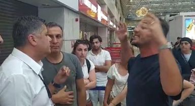 Yolcular uçak seferleri aksayan firmanın ofisini bastı!