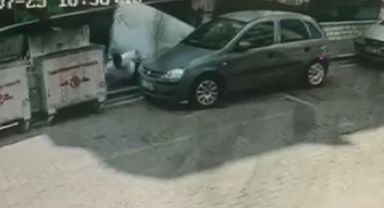Arkadaşıyla sohbet ediyordu... Üzerine 500 litrelik su deposu düştü!