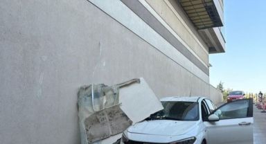AVM'nin tavan kalıbı otomobilin üzerine düştü... Faciadan dönüldü!