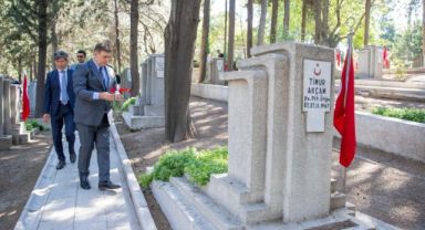 Başkan Tugay'dan şehitlerin kabrine karanfil