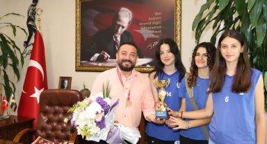Başkan Turan'a genç voleybolculardan ziyaret!