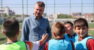 Geleceğin futbol yıldızlarına Başkan Duman'dan ziyaret